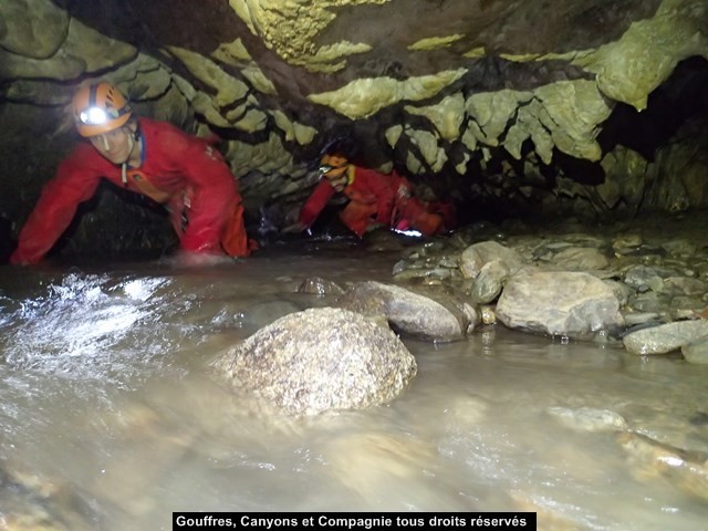 Passage bas dans la rivière